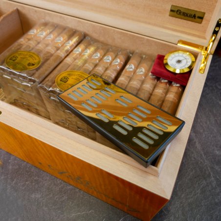 Humidor Gurkha 35th Anniversary Gold Limited Edition cu 75 trabucuri
